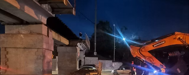Во Владивостоке в час пик на дорогу рухнула часть железнодорожного моста