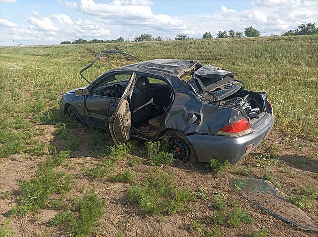 Под Саратовом женщина опрокинула иномарку в кювет и покалечила себя с тремя пассажирами