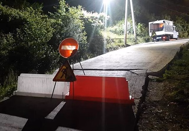 В Сочи на улице Новошкольной перекрыли дорогу из-за оползня