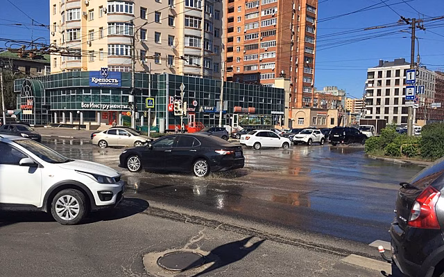 В Рязани затопило улицу Грибоедова из-за прорыва