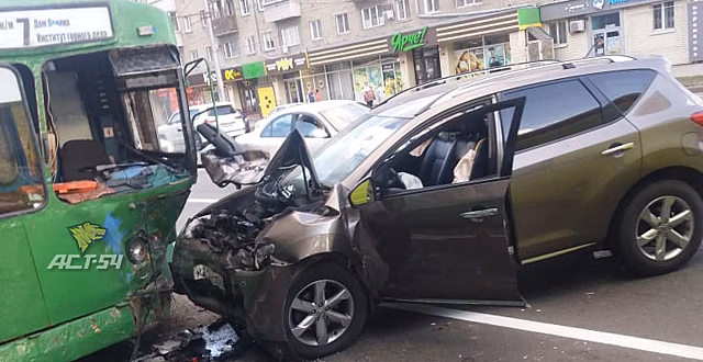 Водителя Nissan Murano госпитализировали после ДТП с троллейбусом в Новосибирске