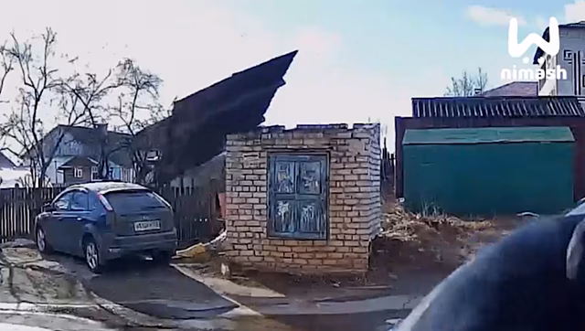 Крышу будки сорвало ветром и опрокинуло на автомобиль в Семенове