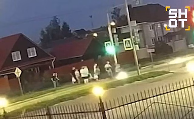 Авто влетело в толпу людей в российском городе и попало на видео