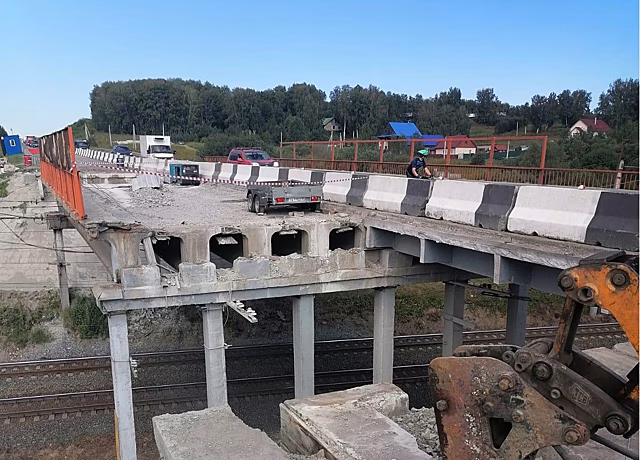 На путепроводе возле Гусиного брода под Новосибирском разобрали один пролёт