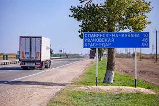 Установка дорожных знаков, светофоров и систем освещения на автомобильной трассе, ведущей к Крымскому мосту, обойдется в 61,7 млн руб.