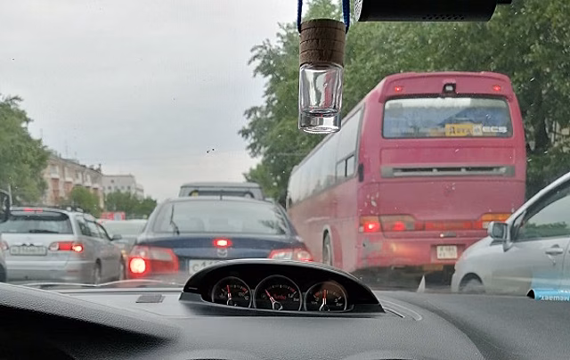 Ямы на дороге стали причиной утренних пробок в Новосибирске