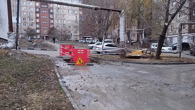 Провал автомобиля в котлован на Уфимцева. «КВС» обратится в полицию в связи с кражей ограждения