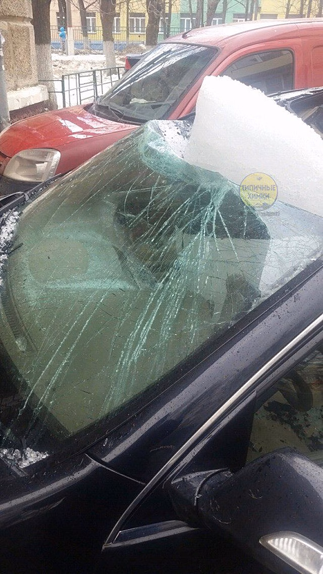 Глыбы льда с крыш разбили несколько автомобилей в Химках