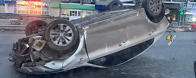 На Вокзальной магистрали в Новосибирске седан наехал на ограждение и перевернулся