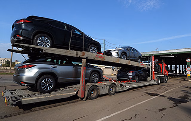 "Автостат": импорт новых легковых машин в РФ вырос на четверть