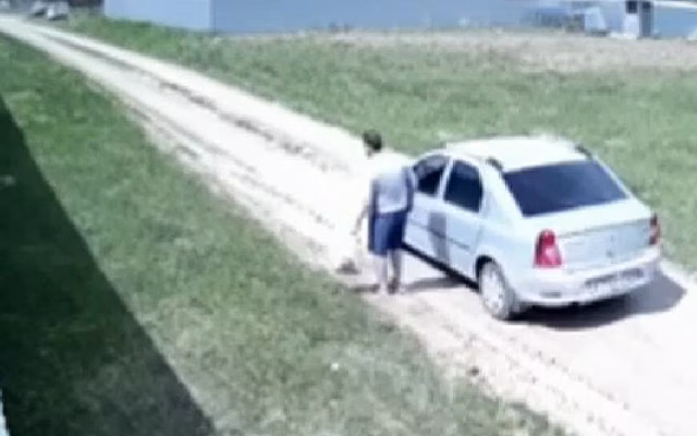 Под Рязанью засняли водителя, бросившего пакет с мусором на обочине дороги