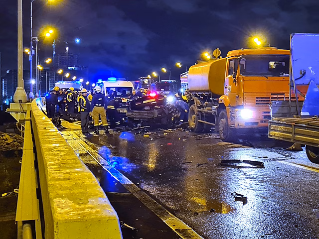 Водитель и пассажир легкового автомобиля погибли в аварии на Северо-Восточной хорде