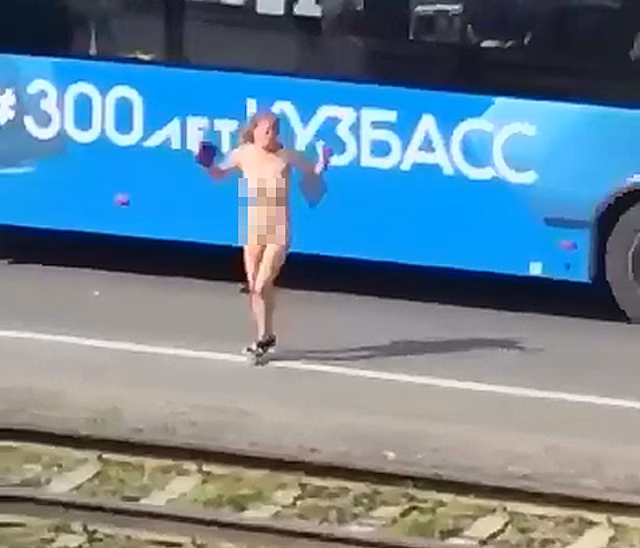 Девушка разделась догола на дороге в центре Кемерова