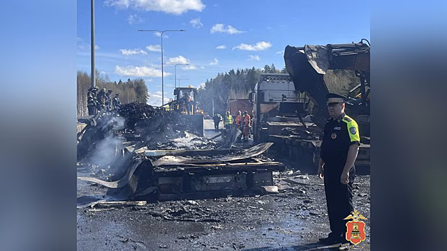 Полиция установила, что одной из причин ДТП на трассе в Тверской области мог стать разрыв колеса у фуры