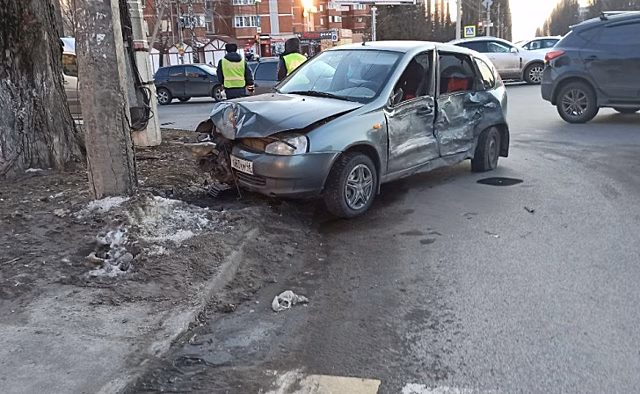 В Курске на проспекте Энтузиастов столкнулись кроссовер и «Лада Калина»