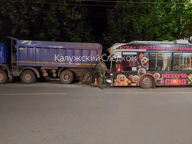 Женщина пострадала в ДТП троллейбуса и самосвала