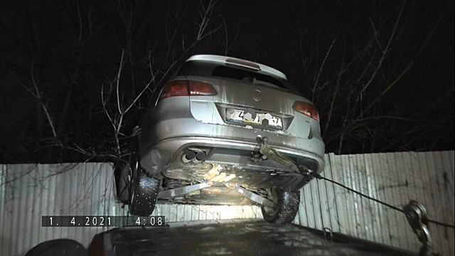 В Кирове на заборе повис «Фольксваген Пассат»