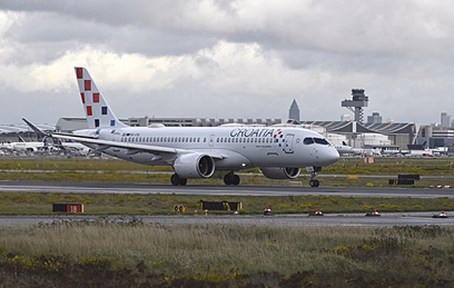 В Хорватии Airbus A220 не смог взлететь и выкатился на газон