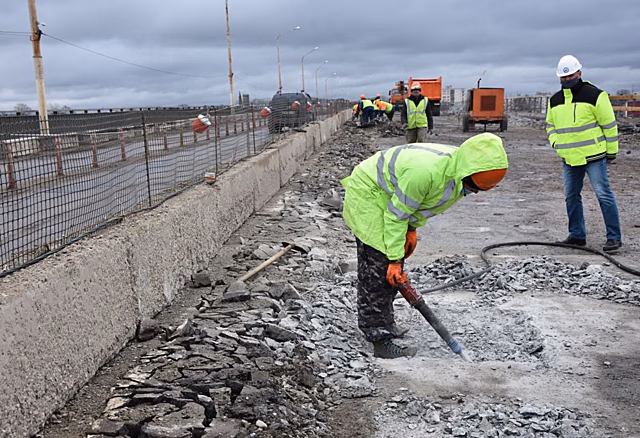 Рабочие рассказали, что смогли сделать на мосту через реку Кострома