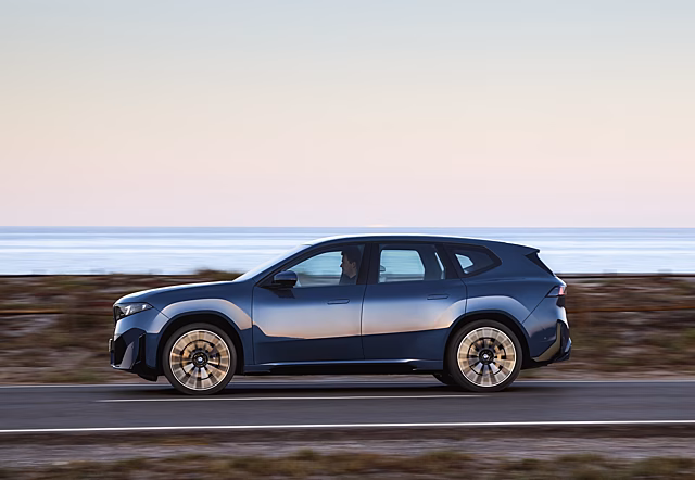 BMW демпингует: электрический iX3 оказался дешевле бензинового аналога
