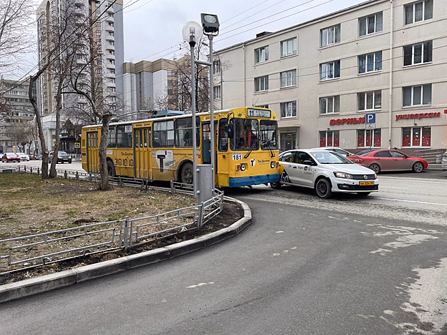 В Екатеринбурге такси врезалось в троллейбус