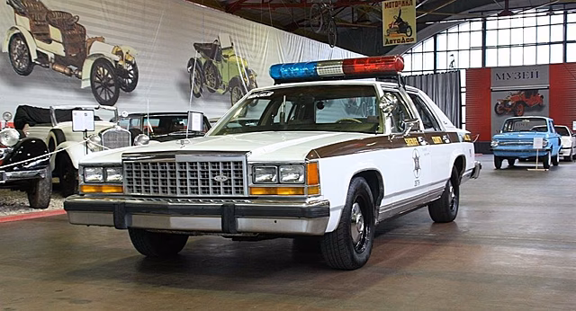 Полицейский Ford Crown Victoria из ретро-музея