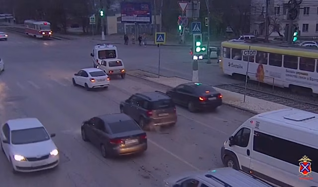 На видео попал момент утреннего ДТП с каретой скорой помощи в Волгограде