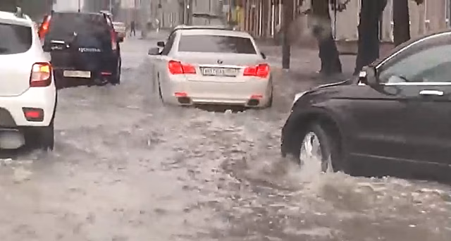 Вода по колено и плывущие машины: новосибирцы показали последствия ливня
