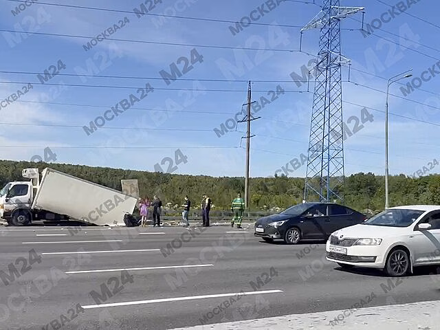Водитель грузовика въехал в стоявший автомобиль на МКАД