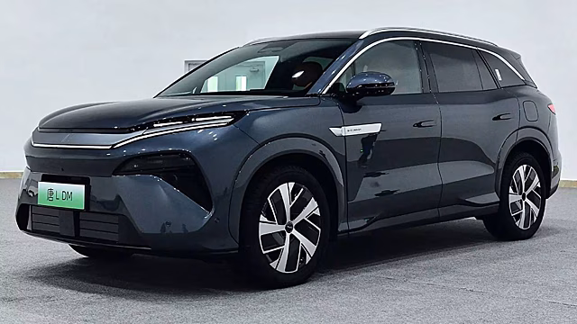 В России начали прием заказов на кроссовер BYD Tang L