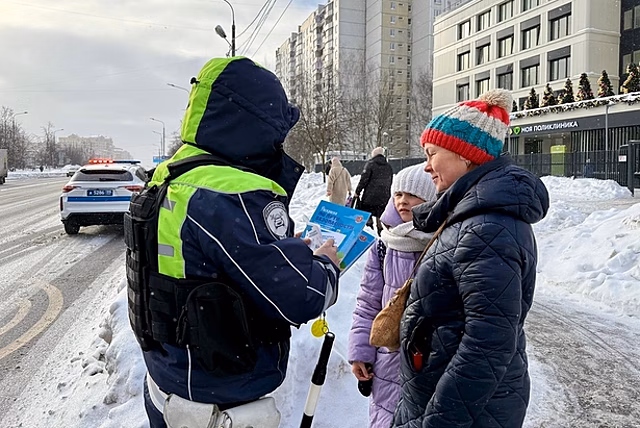 Автоинспекторы Зеленограда напомнили пешеходам о правилах безопасности