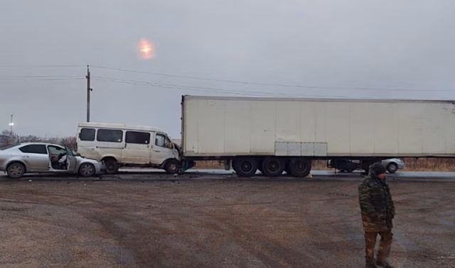На трассе под Волгоградом водитель «газели» устроил тройное ДТП