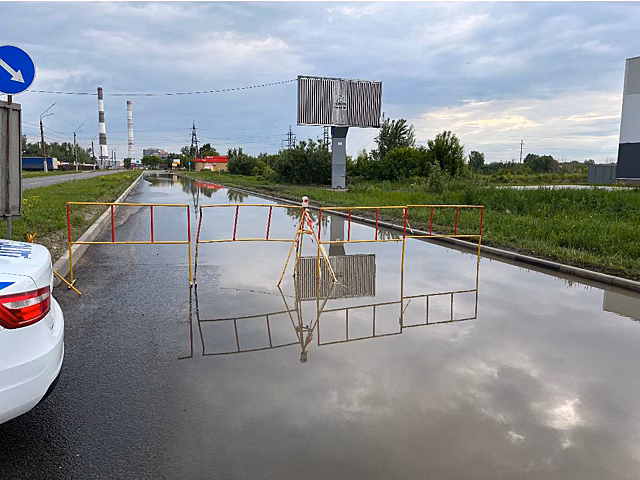 Две полосы движения на улице Коминтерна частично перекрыли из-за коммунальной аварии