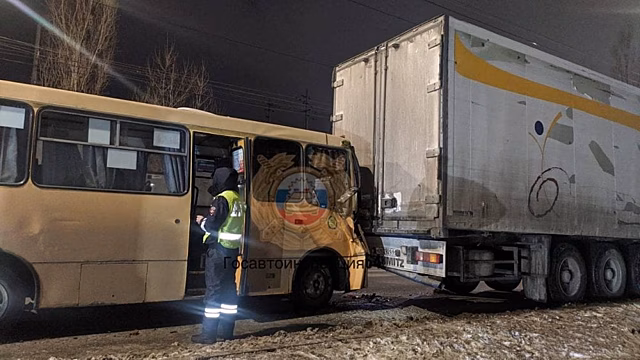В Саратове автобус №75  врезался в грузовик. Пострадали 10 пассажиров