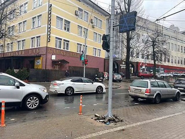 Два светофора в 30 метрах: на Леонова устанавливают ещё один пешеходный переход
