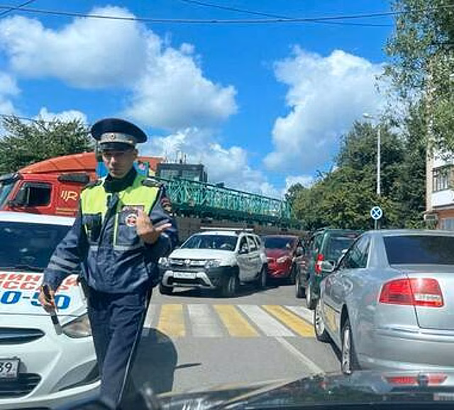 На Борзова выставили регулировщиков, чтобы помочь застрявшим в большой пробке водителям