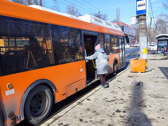 Толпа пассажиров выдавила дверь автобуса в Братске