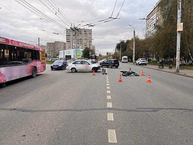 Водитель и пассажирка питбайка пострадали в ДТП на улице Клубной в Ижевске