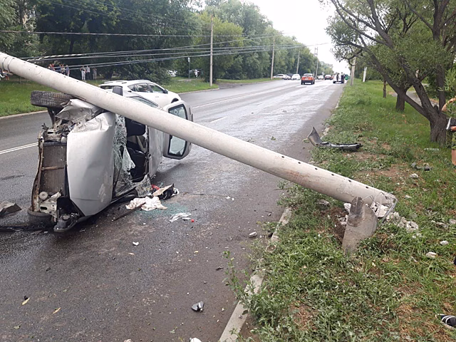 В Челябинске водитель врезался в столб, трем пострадавшим оказали помощь