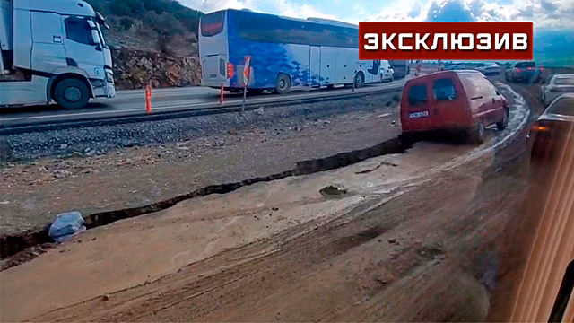 Застрявшие в разломах дорог машины создали большие пробки в Турции