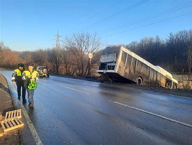 В Новосибирской области опрокинулся автобус