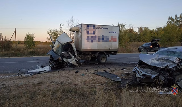 Под Волгоградом в лобовом ДТП с грузовиком погибли два человека