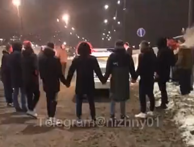 Видео дня: нижегородские водители устроили хоровод вокруг автомобиля ДПС