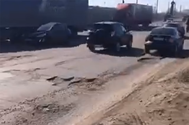 «Со стороны здесь ещё страшнее»: ярославские активисты требуют закрыть разбитый мост