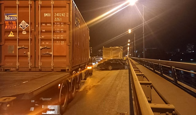 Под Волгоградом иномарку зажало грузовиком и самосвалом