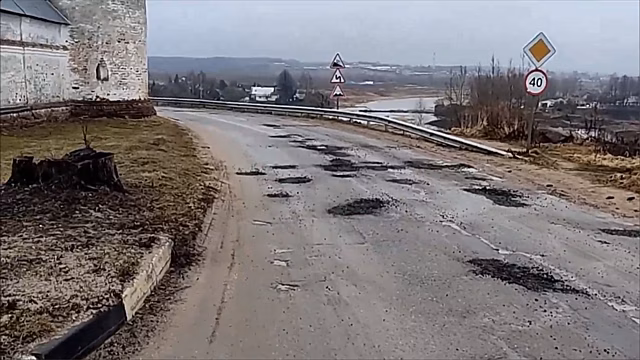 В Можайске ямы засыпали асфальтовой крошкой вместо проведения полноценного ремонта