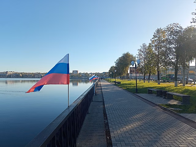Набережную Воткинского пруда украсили российскими флагами