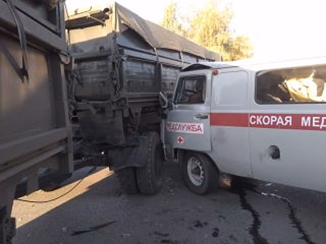 В центре Твери попала в ДТП и перевернулась карета скорой помощи