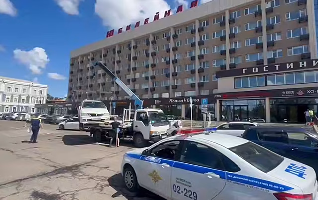 Из центра Благовещенска утром в выходной день эвакуировали три автомобиля