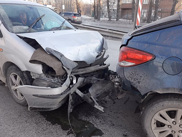 «Ниссан» не успел затормозить на красный: авария заблокировала проезд по Бердскому шоссе